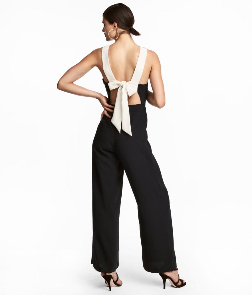 Es muss nicht immer ein Kleid sein – dieser raffinierte Jumpsuit mit weißer XL-Schleife im Rücken für 60 Euro von H&M zieht alle Blicke auf sich.