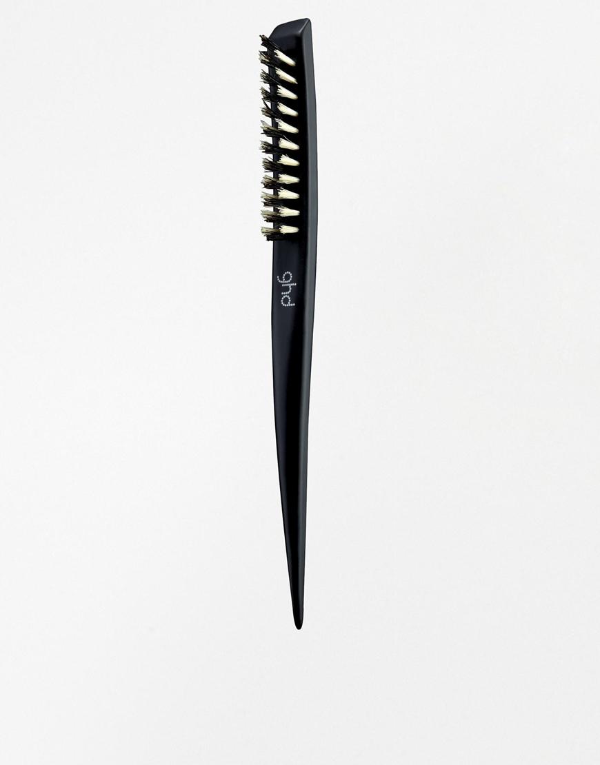 Schmale Toupierbürste von ghd, ca. 23 Euro, z.B. über asos.de