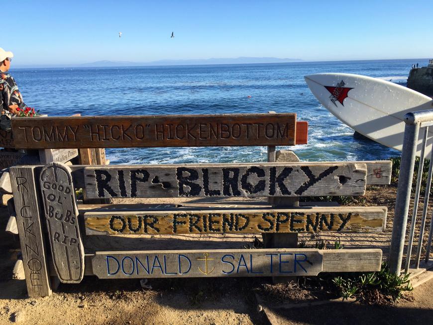 Santa Cruz wird auch Surf-City genannt, weil dort ideale Bedingungen fürs Surfen herrschen. Aber Vorsicht: Es ist wirklich nichts für Anfänger! Viele haben dort schon ihr Leben gelassen, wie einem mit dieser Gedenkstätte in Erinnerung gerufen wird.