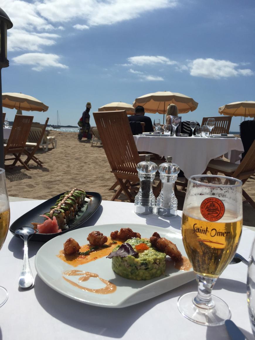 Im Baoli Beach in Cannes hatte ich wirklich hervorragendes Sushi und den schönsten Blick! Achtung: relativ teuer dort - aber es lohnt sich! Im Urlaub sollte man sich mal etws gönnen, finde ich. http://www.lebaoli.com/baoli/#fr/beach/homesite