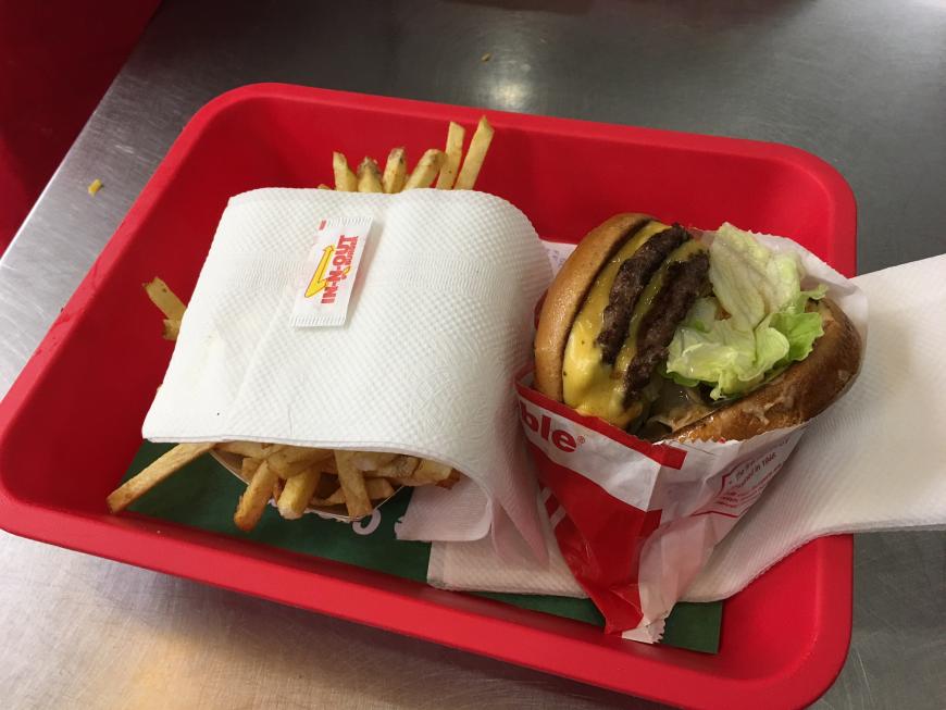 Ist doch klar: Nach dem Soccer-Game erstmal schön zu In-N-Out-Burger — den besten Fast Food Burger in Kalifornien auschecken!