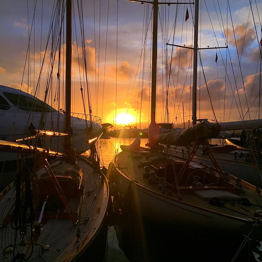 Von Sonnenuntergängen kann ich nicht genug bekommen. Dieser am Port de Saint Tropez war besonders schön! Danach hatte ich einen Tisch im La Ponche.