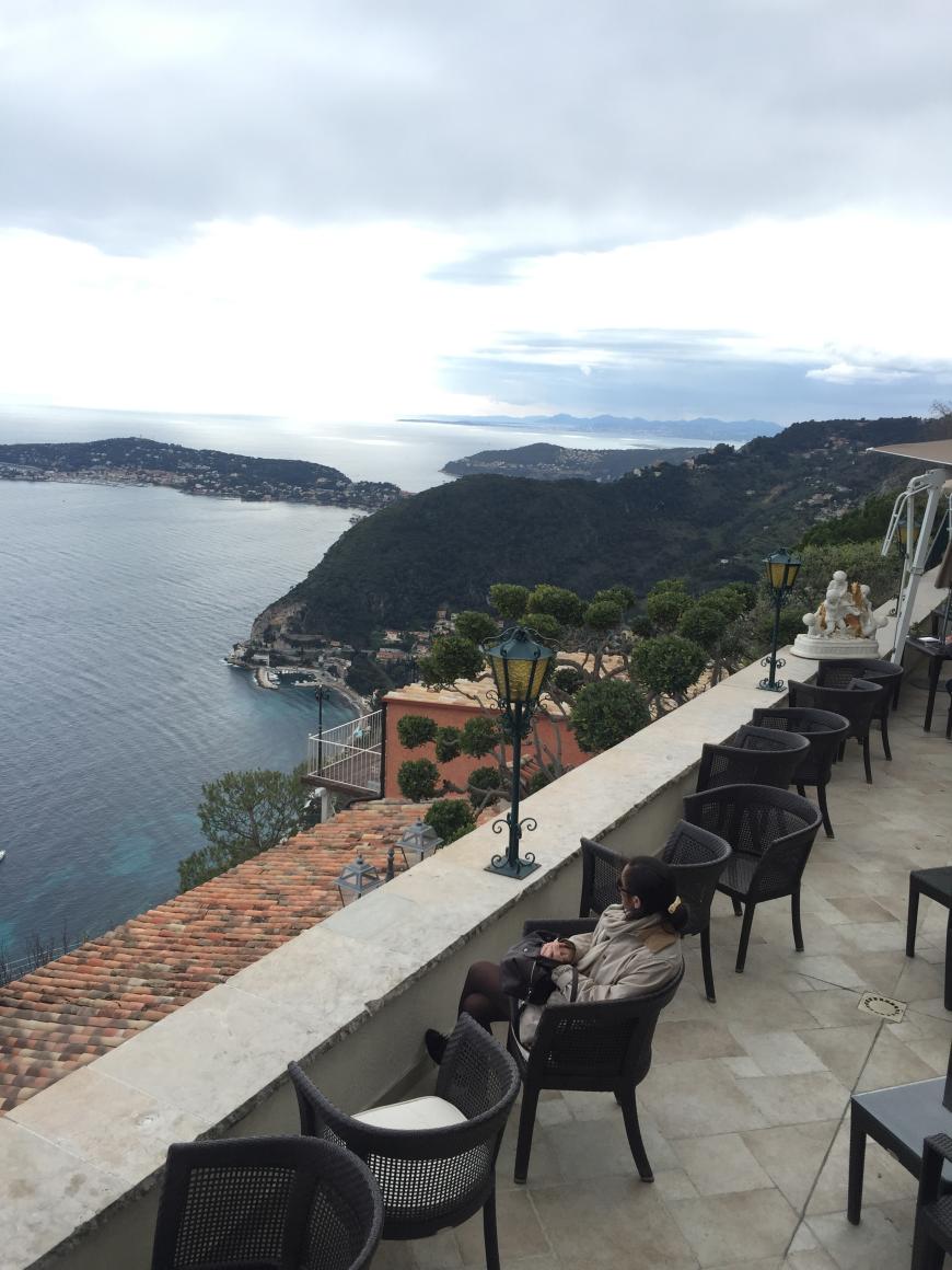 Hatte dort den wohl teuersten Tee meines Lebens, aber die Aussicht der Terrasse im Hotel Château de la Chévre d'Or in Ezé war zum Niederknien!