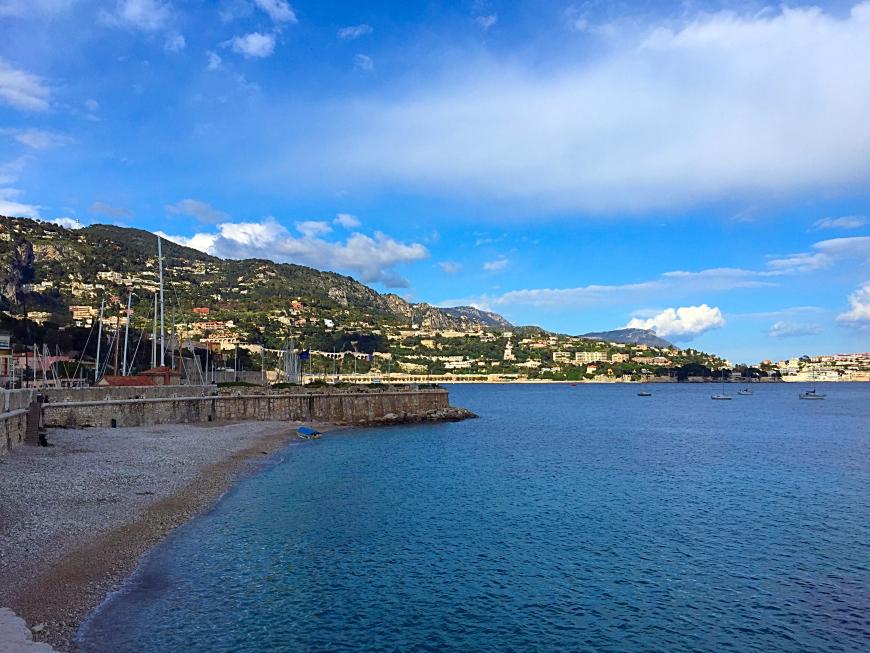 Süßer Kiesstrand von Villefranche-sur-mer