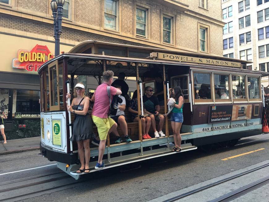 Typisch San Fran ist natürlich auch die Straßenbahn! Wer zu Fuß geht, bekommt auf jeden Fall stramme Waden, denn es ist sehr hügelig.
