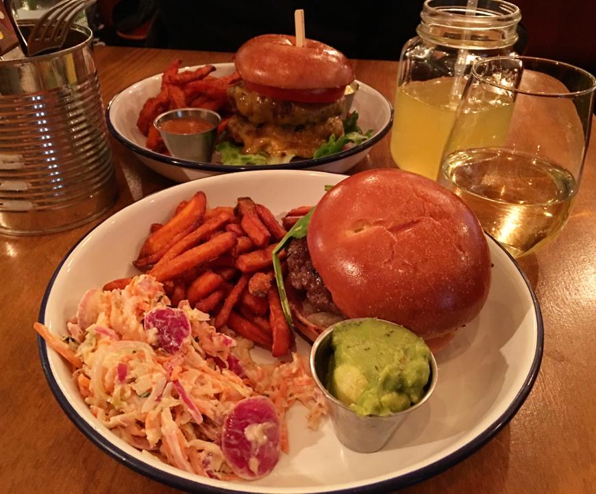 Ich bin absolut eine Burger-Liebhaberin! Die geilsten Burger findet ihr bei Otto's Burger (siehe Foto) http://ottosburger.com/grindelhof/ und bei Dulf's Burger http://dulfsburger.de