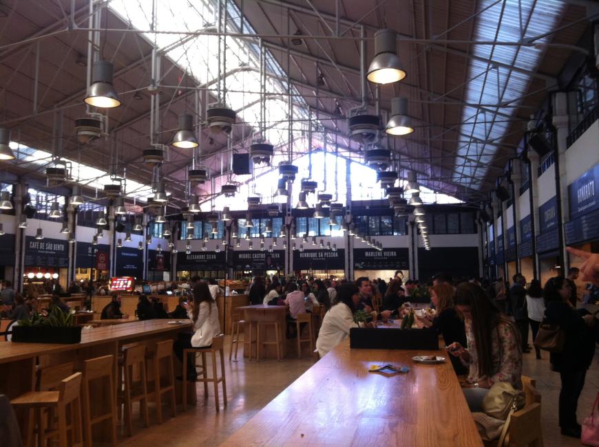 Mercado da Ribeira - ca. 30 Restaurants bieten dort an kleinen Ständen leckeres Essen an! Einfach nur yummy!
