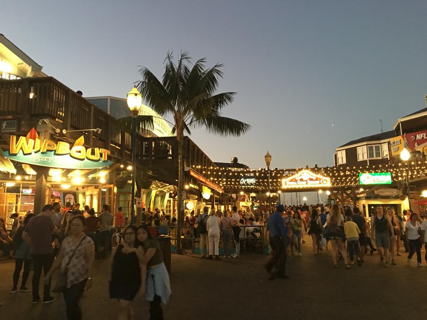 Einer der bekanntesten Hotspots in San Francisco ist das Pier 39! Dort könnt ihr euch durchschlemmen und habt eine perfekte Sicht auf das berühmte Hochsicherheitsgefängnis Alcatraz.
