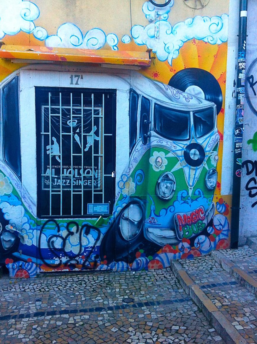 Immer wieder sieht man beeindruckende Street Art auf dem Weg nach Bairro Alto.