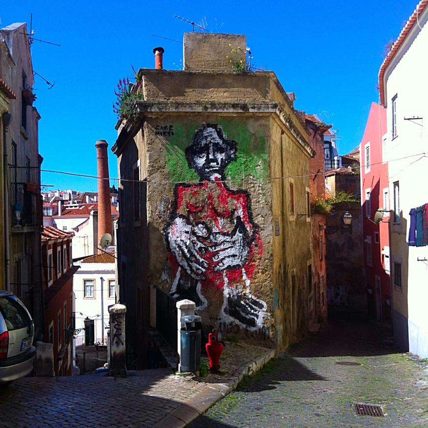 Street Art an jeder Ecke von Alfama