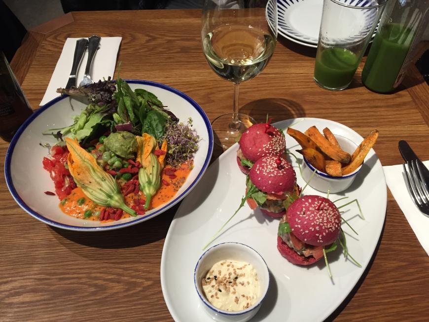 Lecker: Mini-Salmon Burger im Flax and Kale