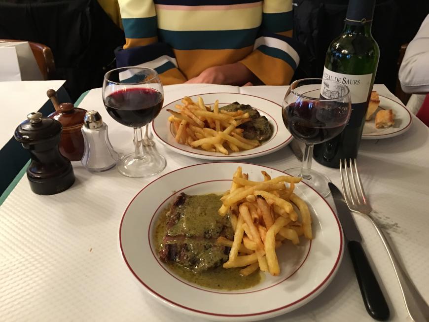 Fleisch- und Pommes-Heaven! Im Le Relais bekommt man nur ein Menü: Einen superleckeren Salat mit Walnüssen und Pommes mit Steak und Soße!