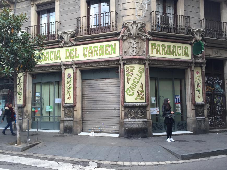 Typische alte Apotheke in Barcelona
