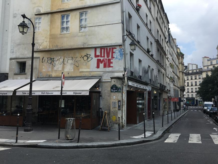 Liebe findet ihr in Paris sogar an den Wänden!