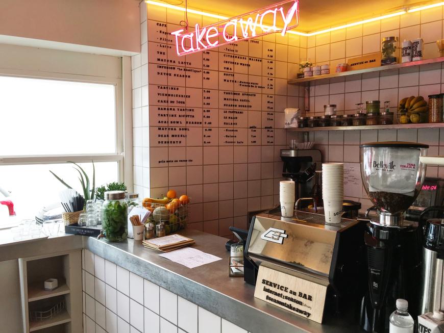 Das Season ist so dermaßen gefragt, dass sie um die Ecke eine Season-Take-Away-Filiale eröffnet haben! Dort bekommt ihr fast alles aus der Karte und sitzen kann man dort auch! PS: Wenn ihr auf die Toilette müsst, könnt man ohne Probleme ins Mutterlokal gehen! www.season-paris.com