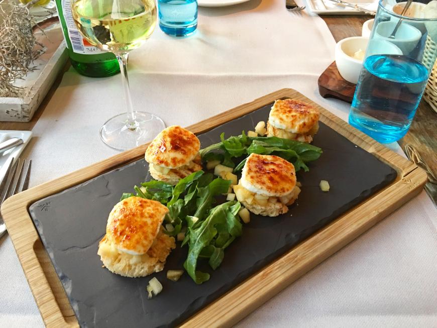 Als Vorspeise im Bootshaus hatte ich gratinierten Ziegenkäse mit Äpfeln! Saulecker war es! www.weissenhaus.net/#bootshaus