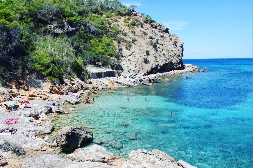 Cala Xarraca hat keinen typisch weißen Strand, aber das Wasser und auch die Springmöglichkeiten sind großartig!