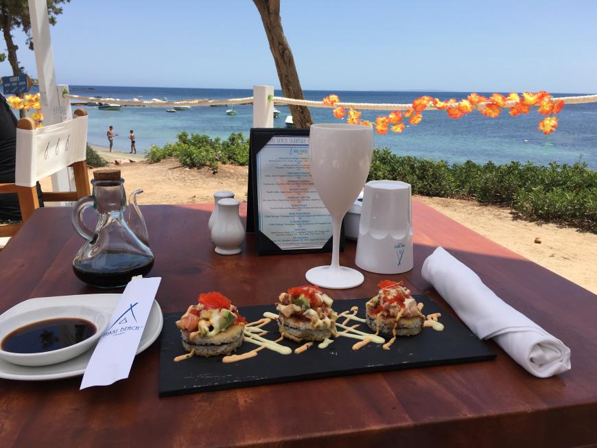 Meinen ersten Sushi-Burger hatte ich im Nikki Beach! Natürlich nicht gerade günstig, aber im Urlaub sollte man sich gönnen, auf was man Lust hat! www.nikkibeach.com