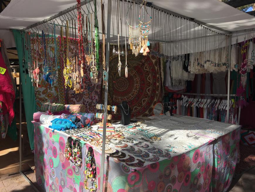 Der größte Hippie-Markt, Punta Arabi in Es Caná, ist mittwochs von 10-19 Uhr geöffnet! Montags und dienstags von 19 bis 1 Uhr könnt ihr Nacht-Shopping im Las Dalias machen. Im August ist er sogar sonntags geöffnet.