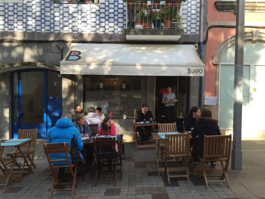 Die Portugiesen lieben es, draußen einen Kaffee zu trinken.