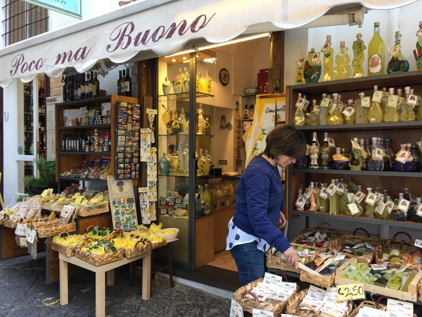 Läden mit Limoncello-Produkten gibt es an der Amalfiküste wie Sand am Meer.