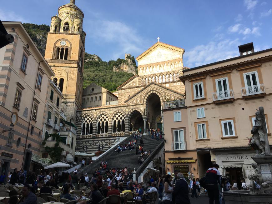 Beeindruckend ist der Dom Sant'Andrea. Er gehört zu den berühmtesten Sehenswürdigkeiten in Amalfi.