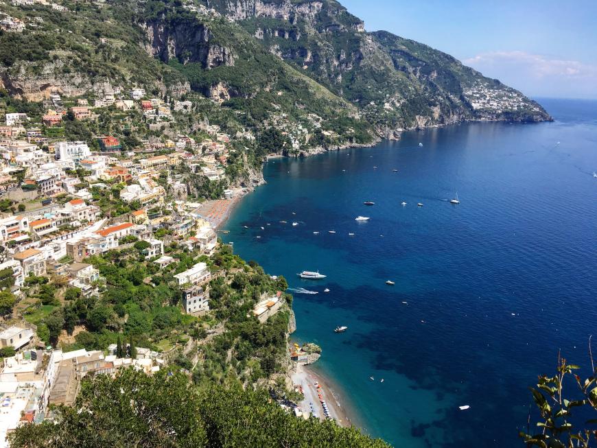 Kurz vor Positano gibt es einen größeren Platz mit Souvenirladen und einer Heilige-Maria-Statue. Von dort aus hat man einen wundervollen Blick auf das Küstenstädtchen.