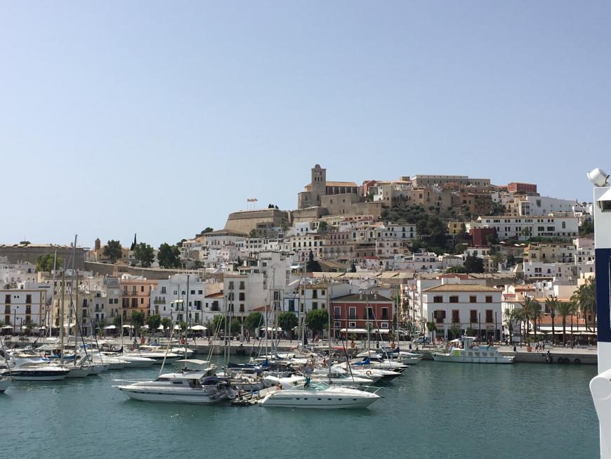 Ibiza-Stadt sieht mit seiner historischen Burg tagsüber wie auch nachts wunderschön aus.