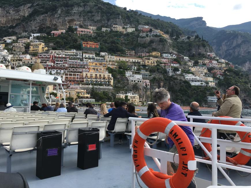 Von Positano, Sorrento und Amalfi aus kann man die Fähre nach Capri nehmen. Die Überfahrt kostet hin und zurück ca. 17 Euro und dauert etwa 40 Minuten. Die Tickets kann man vorher schon online kaufen. Wer mit dem Mietauto ankommt, sollte lieber in einem der ersten Parkhäuser parken, denn die sind wesentlich günstiger, kosten pro Tag nur 20 Euro. Näher an der Fähre kosten sie 5 Euro pro Stunde!