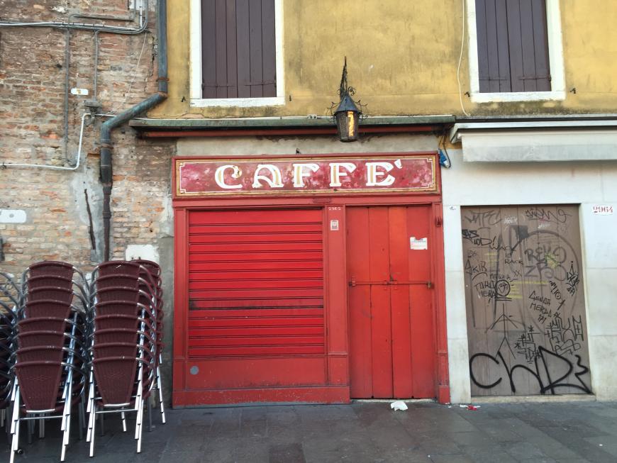 Nachtleben in Venedig gibt es zum Beispiel im Caffé. Die Bar öffnet auch nur abends.