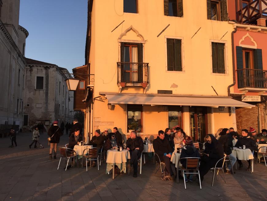 Egal wie kalt es ist - in Venedig sitzt man draußen.