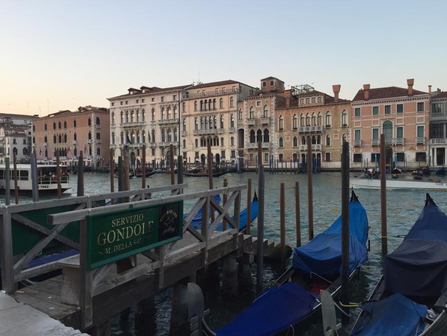 In Venedig findet ihr wirklich viele Gondel-Stationen - da muss man nicht lange suchen.