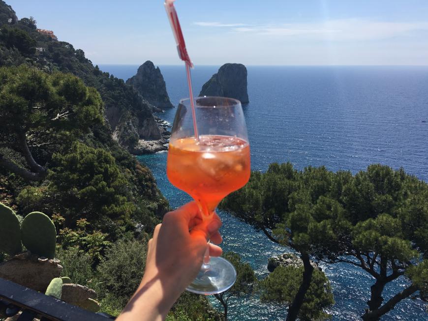 Einen Drink hatte ich vor dieser Traumkulisse im Hotel Luna.