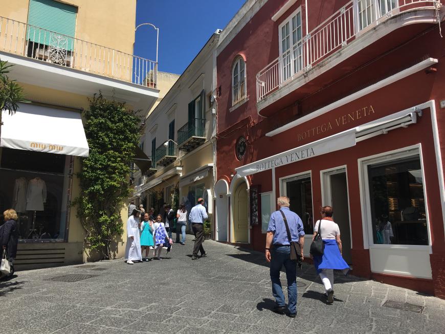Capri ist ein wahres Shopping-Paradies! In den schmalen Gassen gibt es sogar Shops von Prada und Bottega Veneta.