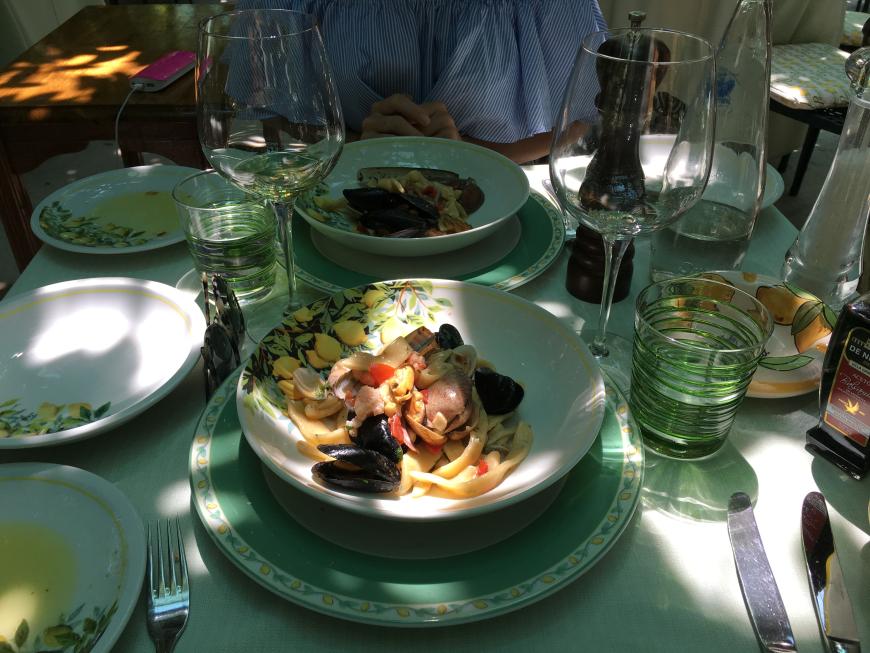 Ich hatte hausgemachte Pasta mit Frutti di mare. Es war einfach unbeschreiblich gut! Tipp: Besser reservieren, denn dieses Restaurant ist echt gefragt, obwohl es so versteckt liegt.