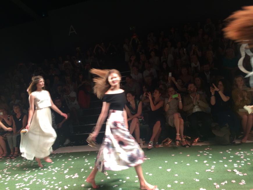 Auf dem Catwalk bei Marc Cain sind mädchenhafte Kleider zu sehen.