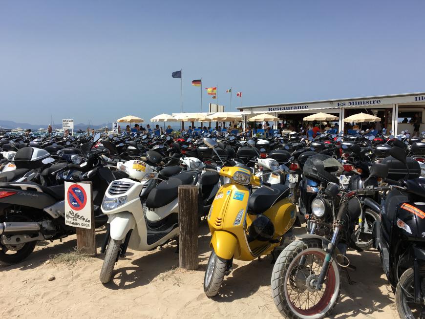 Sooo viele Roller! Aber ganz ehrlich, auf Formentera reicht ein Fahrrad oder ein Roller, denn die Insel ist sehr klein.