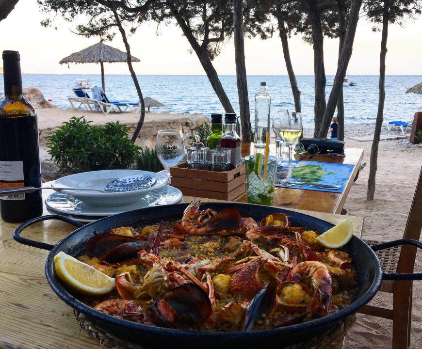 Das Ses Bogues gehört auch zu meinen Top 3 der Restaurants auf Ibiza! Dort diniert man praktisch mit den Füßen im Sand! Tipp: Unbedingt reservieren. www.sesboques.com
