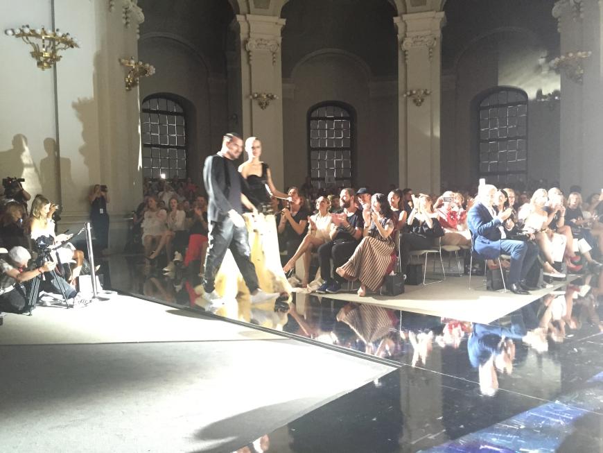 In der Front Row sitzen unter anderem Thomas Hayo, Sophia Thomalla, Klaus Wowereit, The BossHoss, Ray Garvey und natürlich der Ochsenknecht-Clan.