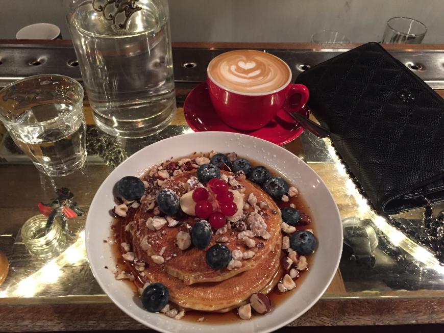 Das Lockwood Café kann mit seinen Pancakes ganz oben mithalten! www.lockwoodparis.com/bar/