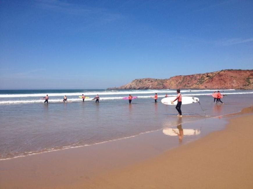 Unfassbar wie viele sich einen Surf-Urlaub gönnen und surfen lernen wollen! Surfschulen gibt es in Portugal wie Sand am Meer.