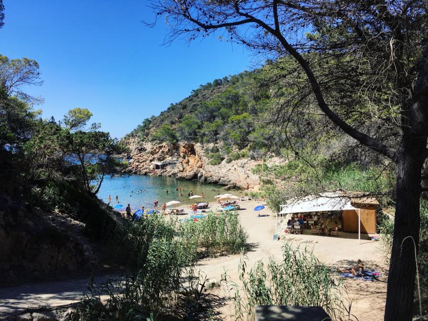 Cala Xuklur ist nicht weit entfernt von der Cala Xarraca. Sie ist etwas kleiner hat aber auch ein tolles kleines Bar-Restaurant!