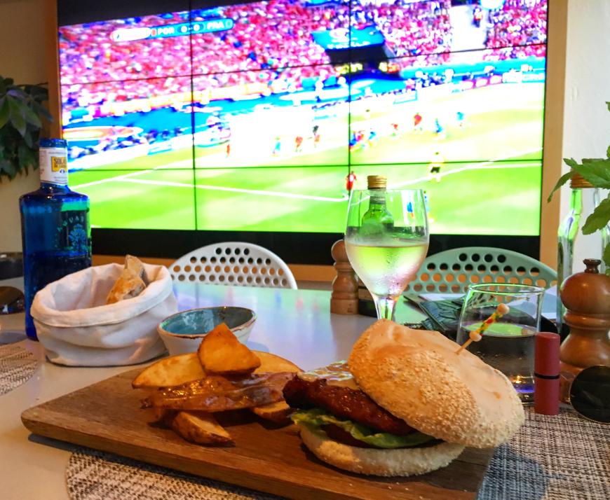 Im ME Ibiza hab ich mit einem Burger das EM-Finale angeschaut und Gott sei Dank haben meine Landsleute den den Titel bekommen!