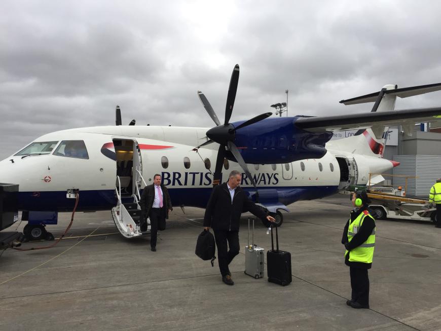 Da mein Flug einen Stop in London hatte, bin ich mit der kleinsten Maschine ever geflogen! Das war echt ein Erlebnis, was ich so schnell nicht vergessen werde! Gut zu wissen: Nach Mauritius braucht man als Europäer kein Visum! Wenn ihr Oversize-Gepäckstücke habt, braucht ihr bei British Airways keine zusätzlichen Monster-Gebühren zahlen, denn ihr könnt es statt eurem Koffer aufgeben!