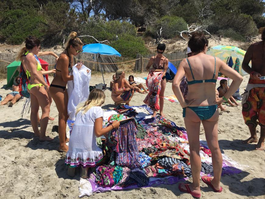 Die Hippie-Looks werden auch am Strand verkauft.