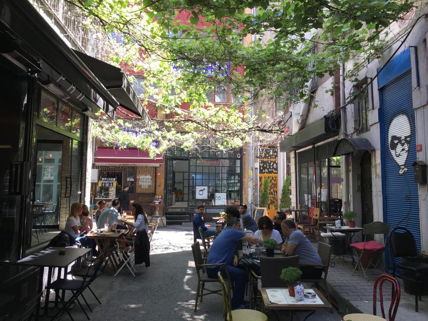 Der Stadtteil Karaköy ist bekannt für seine tollen Restaurants und Bars... vor allem nachts ist hier viel los!