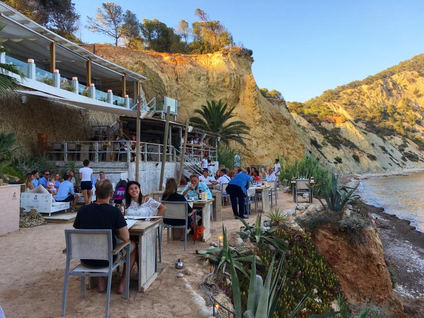 Der Amante Beach Club in Santa Eularia soll einer der schönsten Plätze der Insel zum Dinieren sein! Mein Tipp: Unbedingt den Burger probieren und natürlich reservieren. www.amanteibiza.com