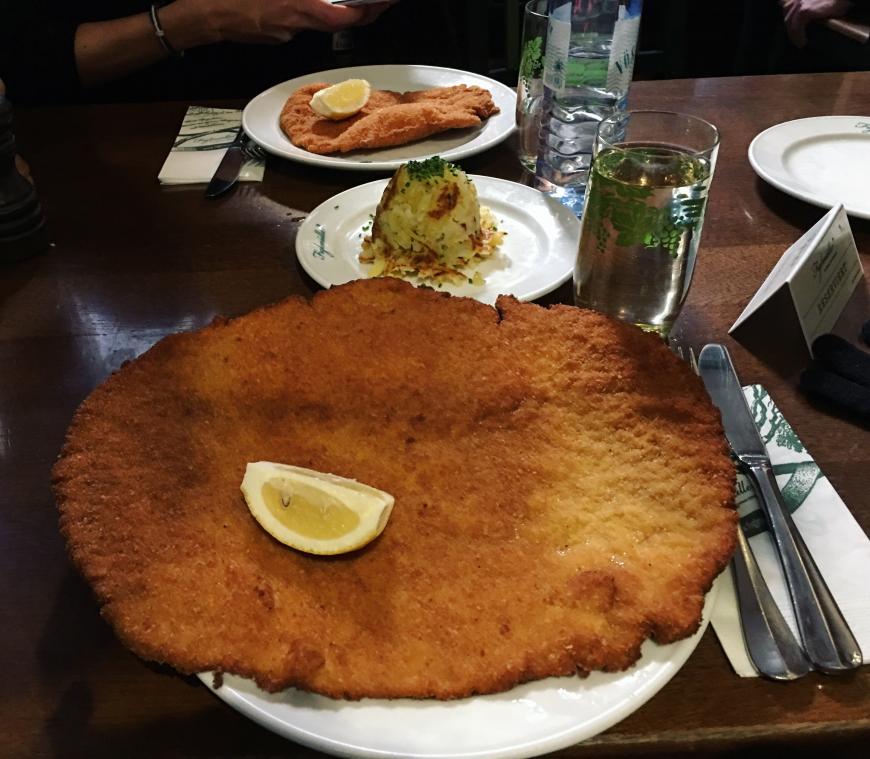 Weltberühmt ist in Wien das Schnitzel vom Figlmüller! Ohne Reservierung kommt man auch dort nicht weit PS: Ich muss sagen, dass es jetzt nicht mein alllllerliebstes Schnitzel ever war, aber kann man mal machen .
P.S.: Dort wird Schweine und Putenschnitzel serviert- Kalb sucht man dort vergebens.