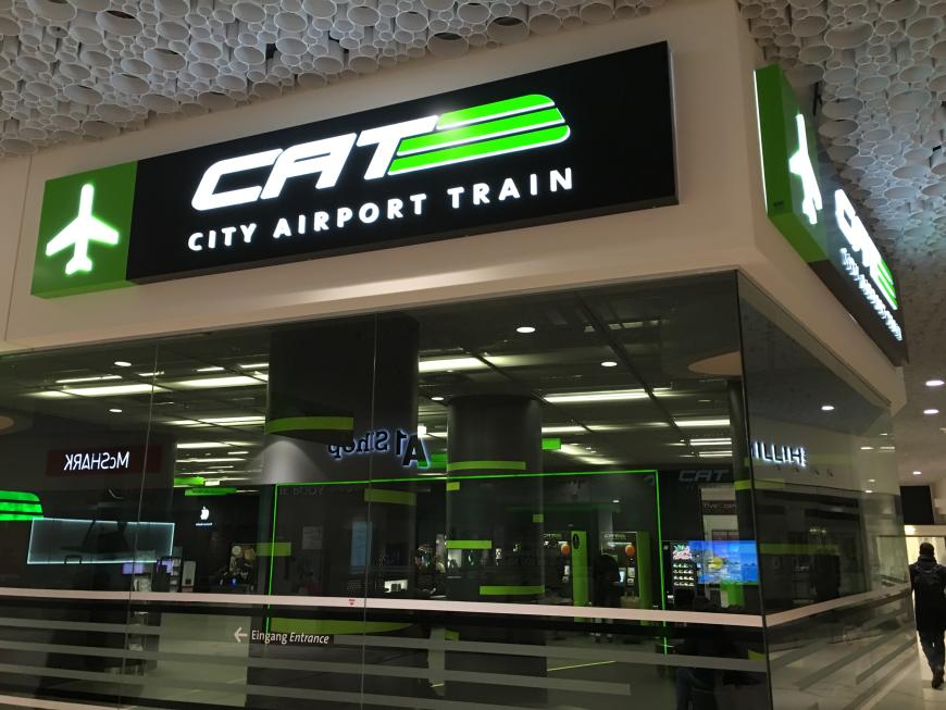 Der schnellste und günstigste Weg vom Flughafen in die Innenstadt war mit dem City-Airport-Train! Nur 16 Minuten hat es Non-Stop gedauert und das Ticket bekommt ihr schon für 17 Euro (Hin und zurück).