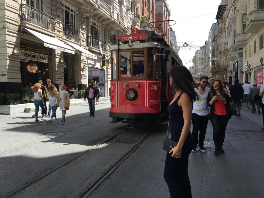 Die Straßenbahnlinie T1 führt quer durch das historische Istanbul.